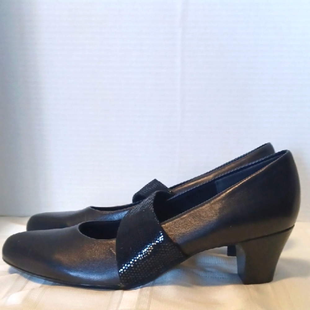 Munro American, NWOB Elegant Black Women's 2" Heels. SZ. 10.5 N.